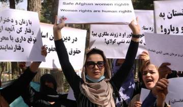 تجمع اعتراضی زنان و دختران مقابل شورای امر به معروف و نهی از منکر طالبان با تیراندازی هوایی